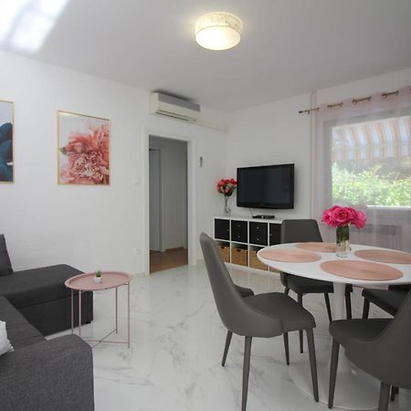 Modern Apartment Sabina With Nice Garden Πόρετς Εξωτερικό φωτογραφία