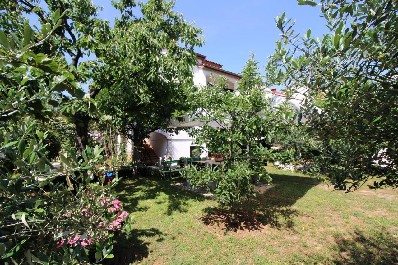 Modern Apartment Sabina With Nice Garden Πόρετς Εξωτερικό φωτογραφία